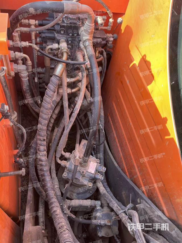 回转马达和主控阀（整机外观）