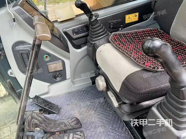 驾驶室顶部（整机外观）