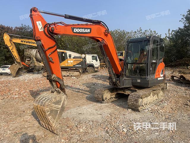 液压泵舱室正面整体（整机外观）