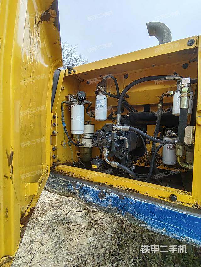 液压泵舱室正面整体（整机外观）