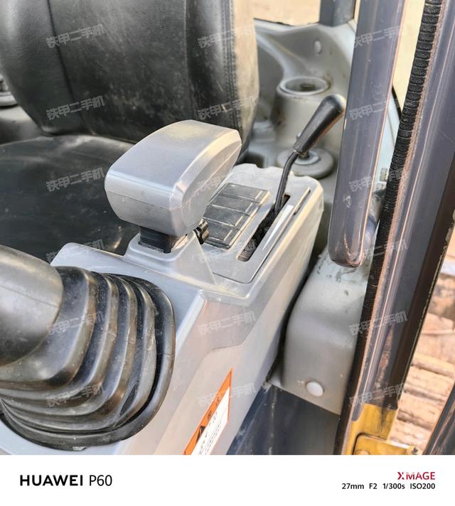 液压泵舱室正面整体（整机外观）