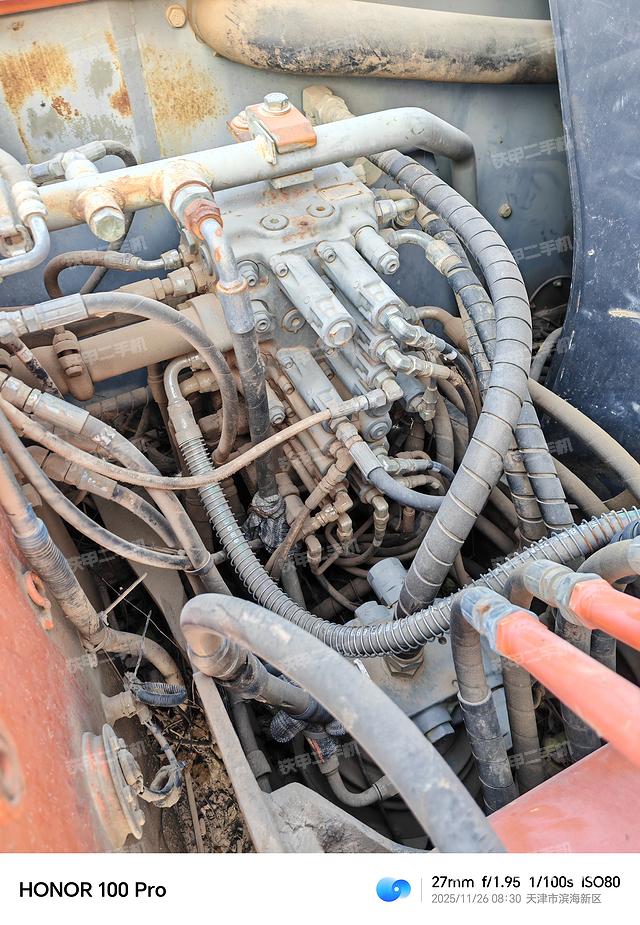 液压泵舱室正面整体（整机外观）