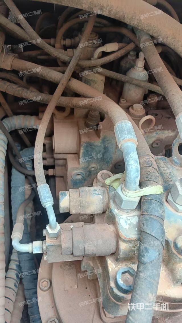 液压泵舱室正面整体（整机外观）