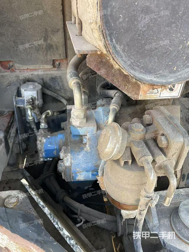 液压泵舱室正面整体（整机外观）