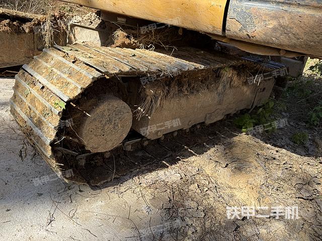 液壓泵艙室正面整體（整機外觀）