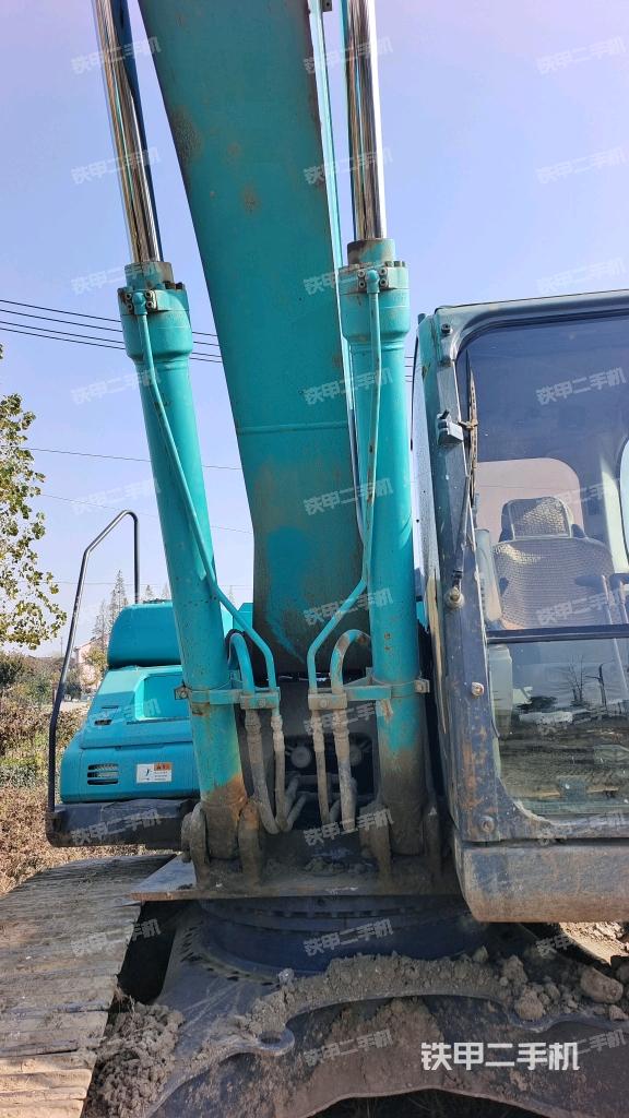 大臂油缸整体 竖拍（工作和回转装置）