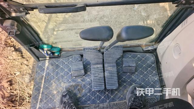 行走控制手柄和踏板 俯拍（驾驶室部分）