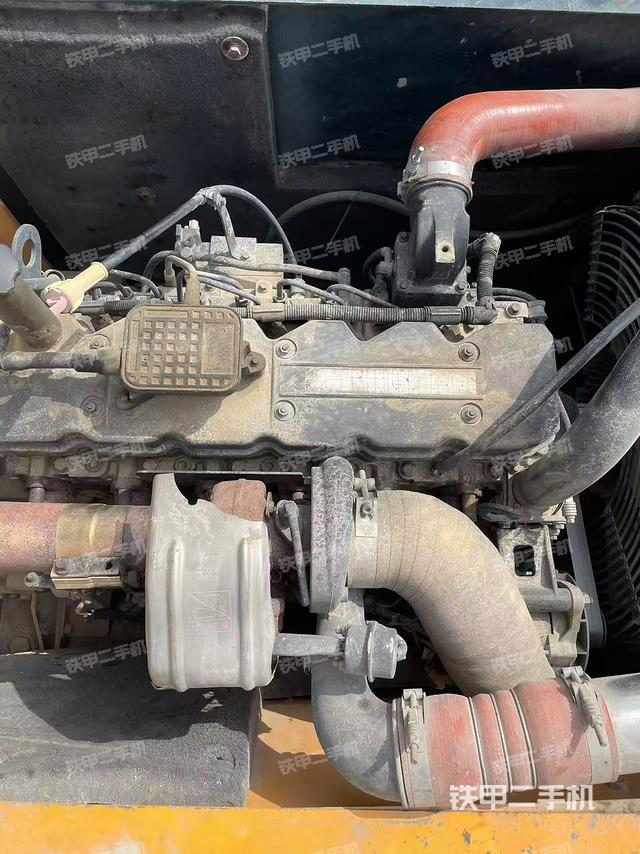 液压泵舱室正面整体（整机外观）