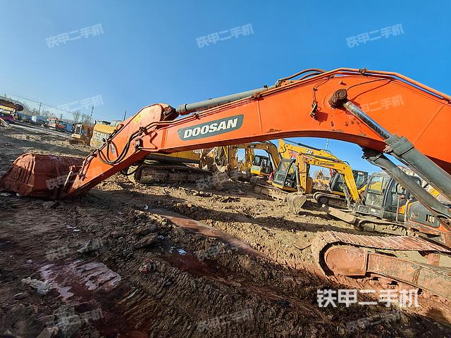 回转马达和主控阀（整机外观）