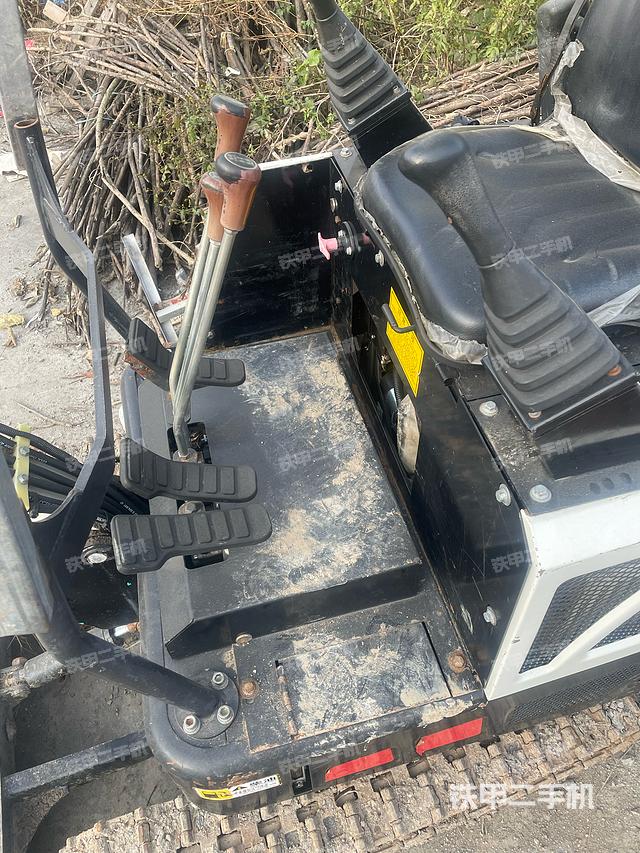 駕駛室頂部（整機外觀）