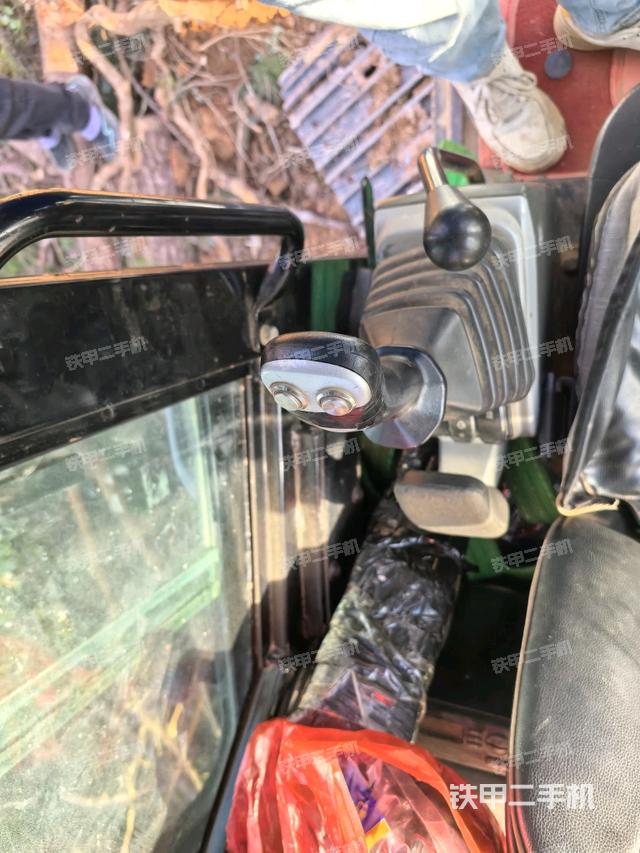 座椅左侧控制台/音响/含左手柄（驾驶室部分）