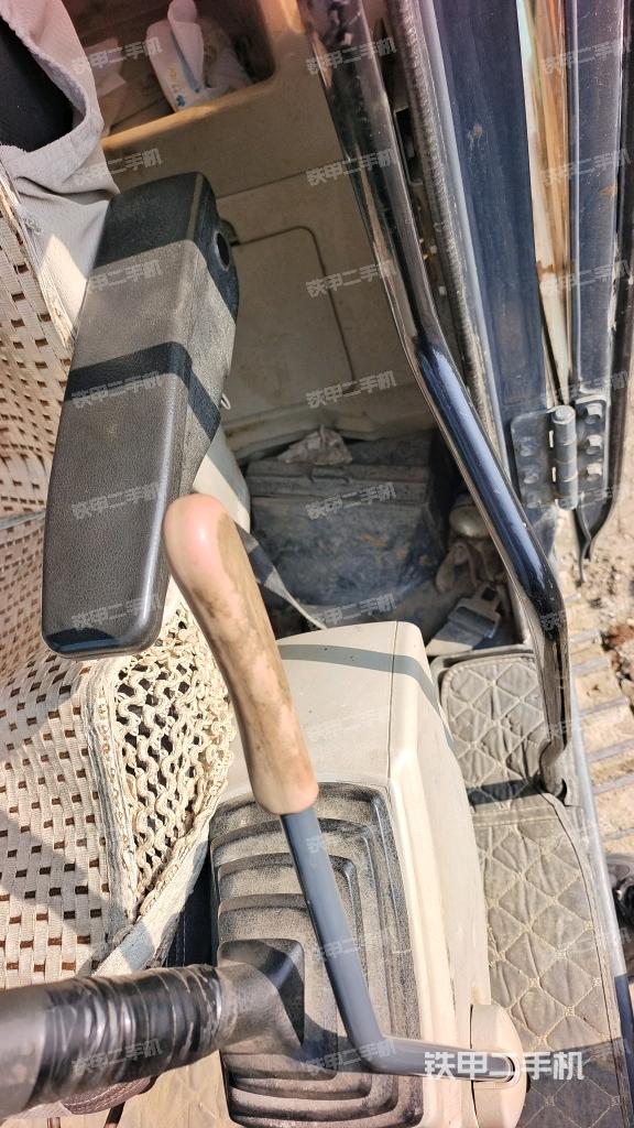 座椅左侧控制台/音响/含左手柄（驾驶室部分）