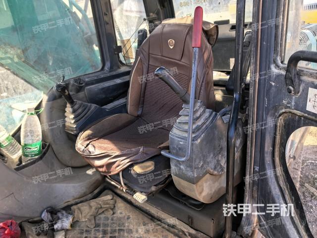 座椅右侧控制台/钥匙门/油门/含右手柄（驾驶室部分）