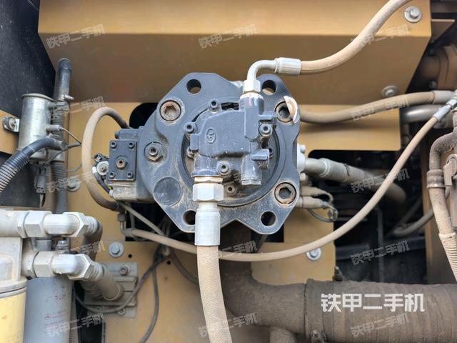 液压泵舱室正面整体（整机外观）