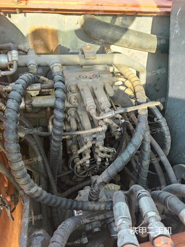 回转马达和主控阀（整机外观）