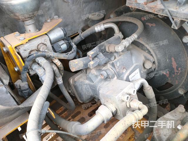 液压泵舱室正面整体（整机外观）