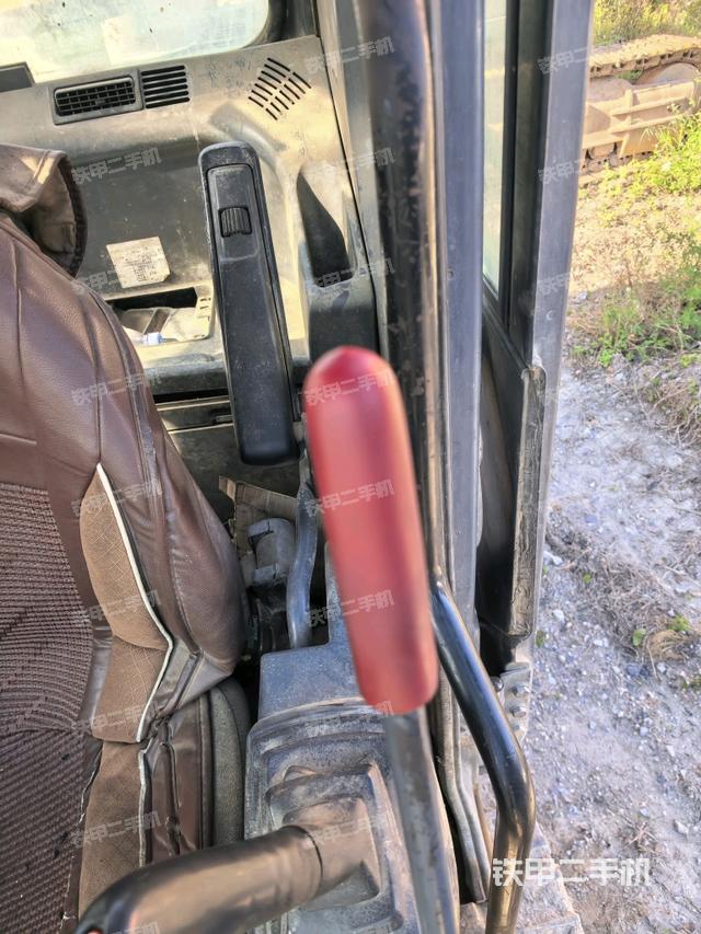 行走控制手柄和踏板 俯拍（驾驶室部分）