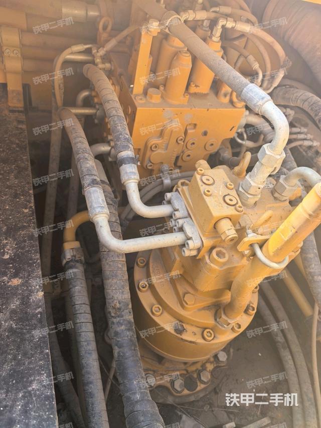 回转马达和主控阀（整机外观）