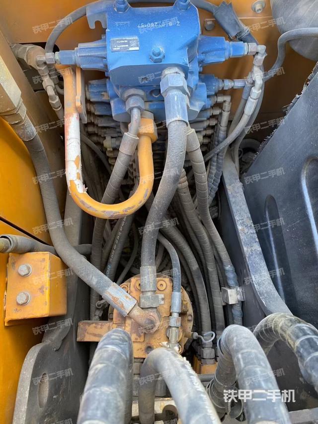 回转马达和主控阀（整机外观）