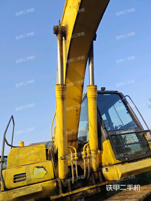 大臂油缸整体 竖拍（工作和回转装置）