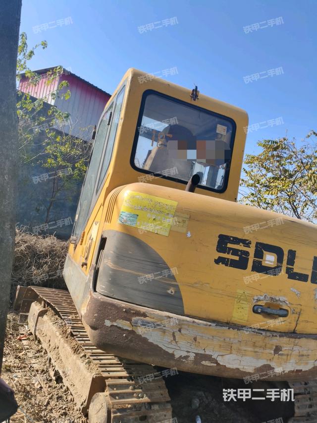 驾驶室顶部（整机外观）