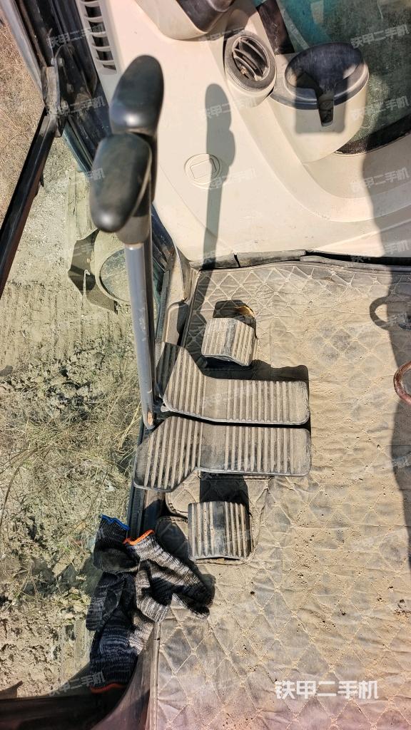 行走控制手柄和踏板 俯拍（驾驶室部分）