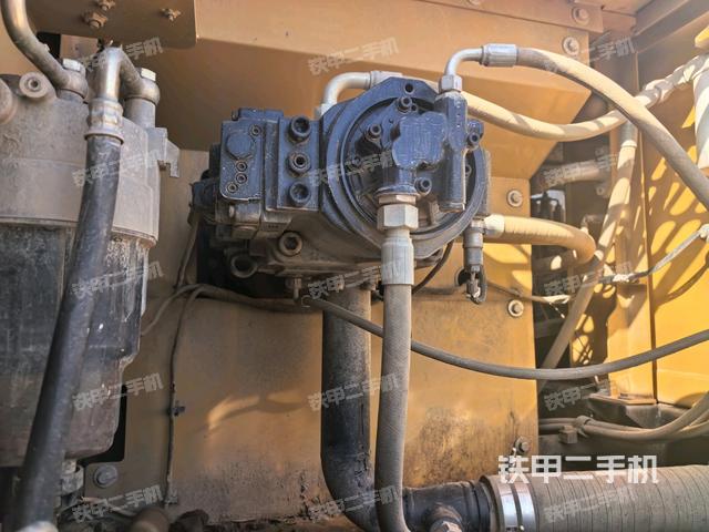 液压泵舱室正面整体（整机外观）