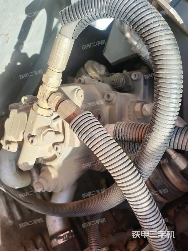 液压泵舱室正面整体（整机外观）