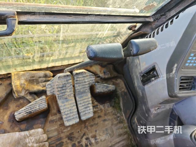 行走控制手柄和踏板 俯拍（驾驶室部分）