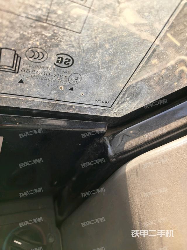 行走控制手柄和踏板 俯拍（驾驶室部分）