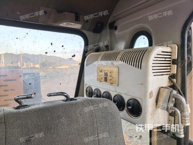 行走控制手柄和踏板?俯拍（駕駛室部分）