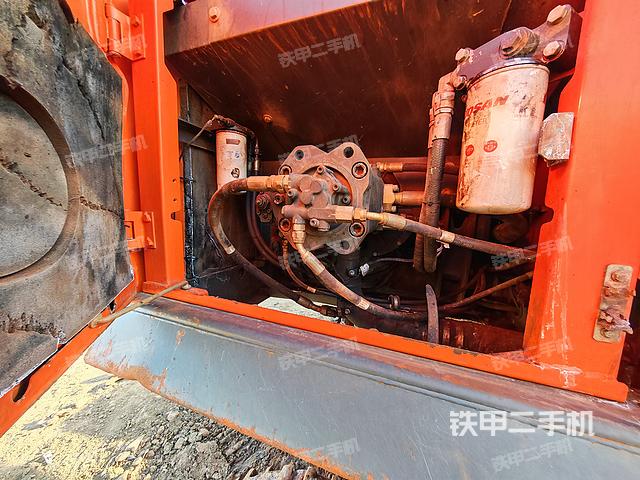 液压泵舱室正面整体（整机外观）