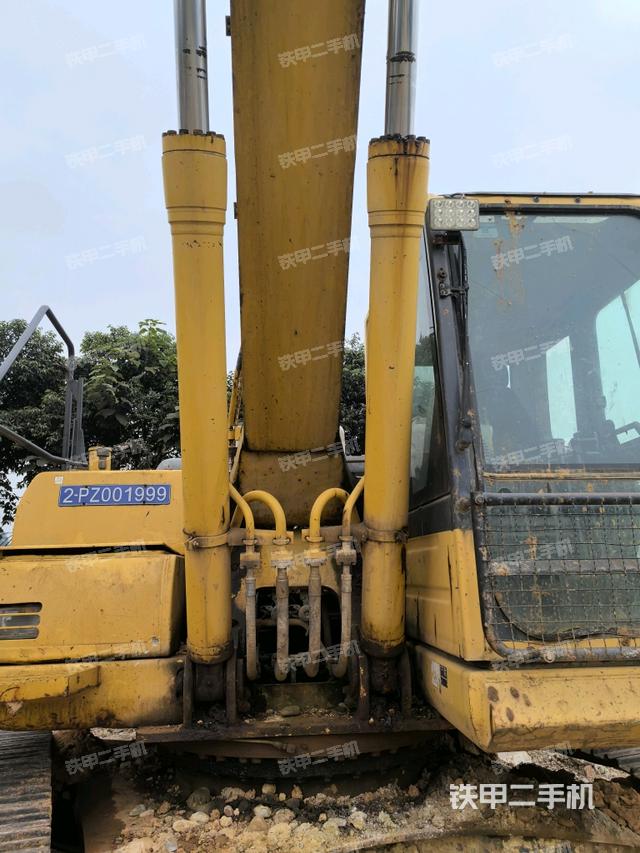 大臂油缸整体 竖拍（工作和回转装置）