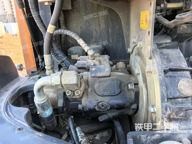 液压泵舱室正面整体（整机外观）