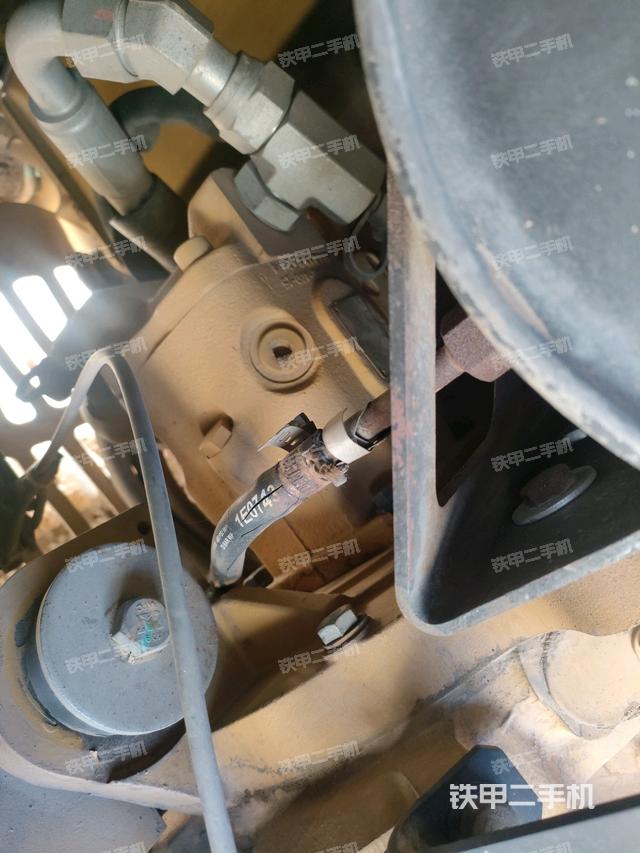 液压泵舱室正面整体（整机外观）