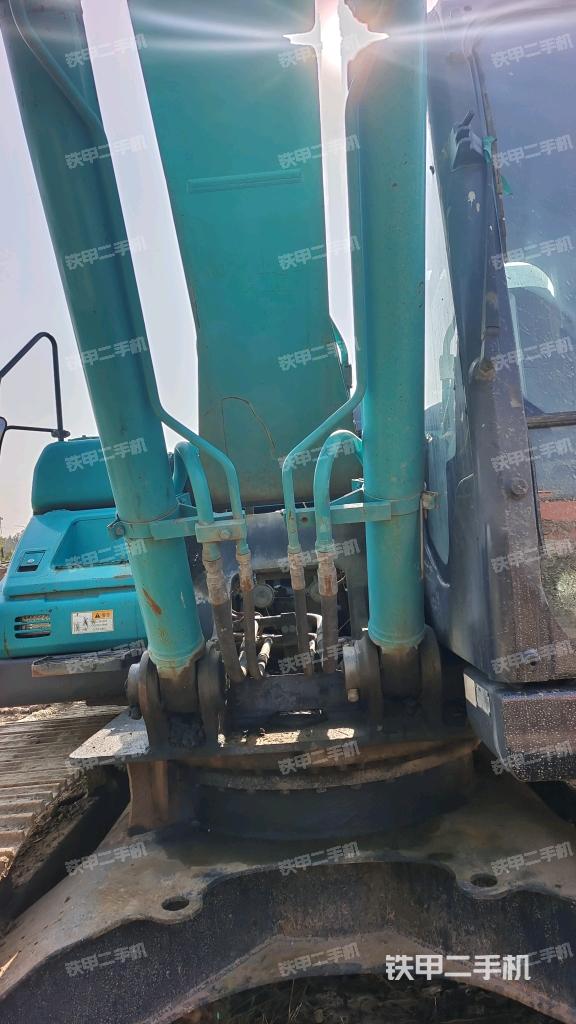 大臂油缸整体 竖拍（工作和回转装置）