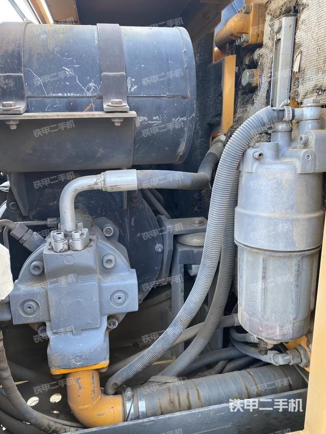 液压泵舱室正面整体（整机外观）