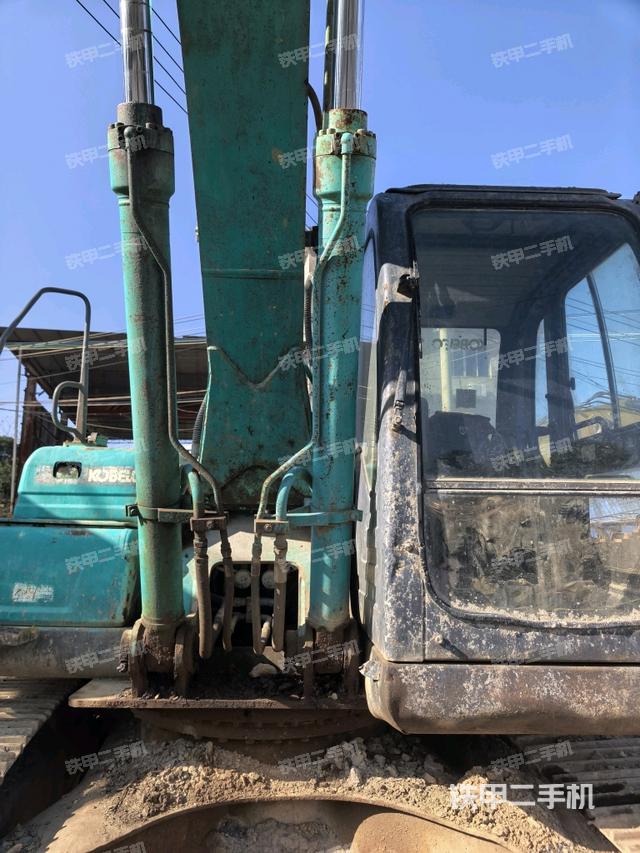 大臂油缸整体 竖拍（工作和回转装置）