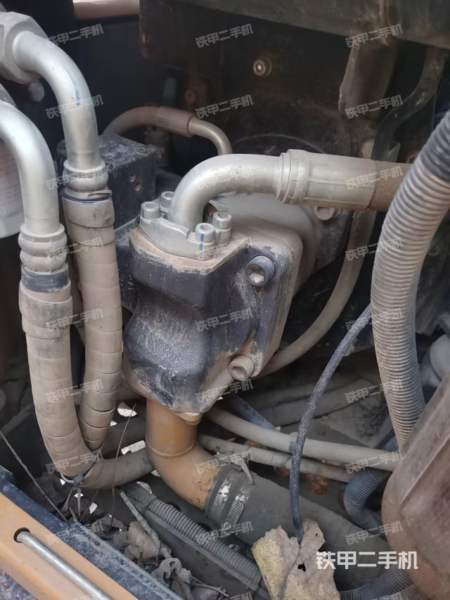 液压泵舱室正面整体（整机外观）