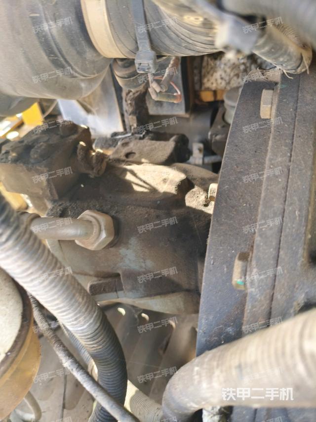 液压泵舱室正面整体（整机外观）