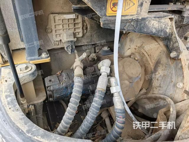 液压泵舱室正面整体（整机外观）