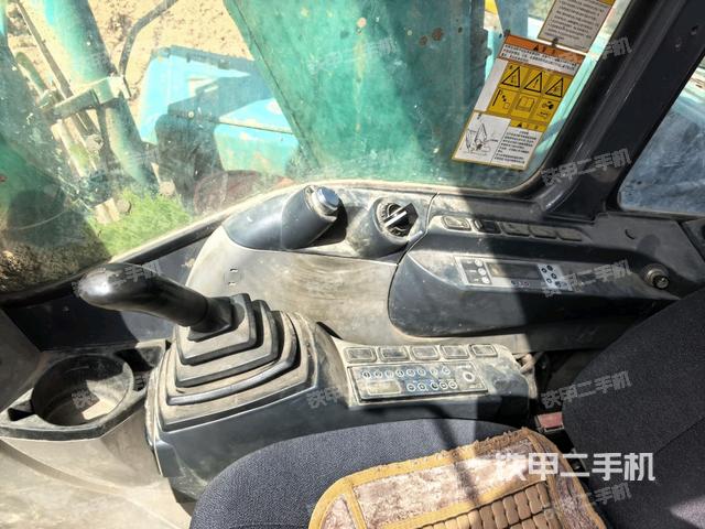 行走控制手柄和踏板 俯拍（驾驶室部分）