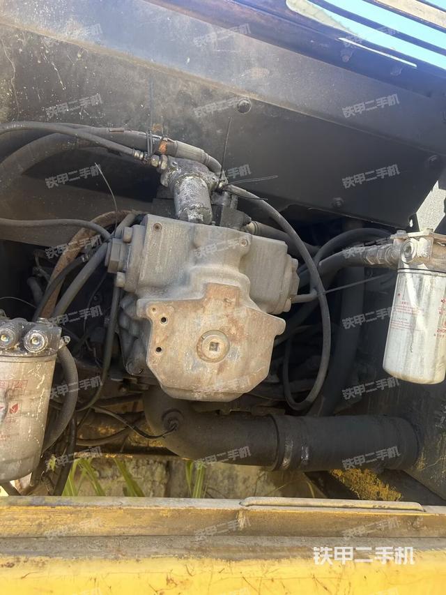 液压泵舱室正面整体（整机外观）