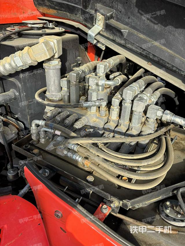 回转马达和主控阀（整机外观）