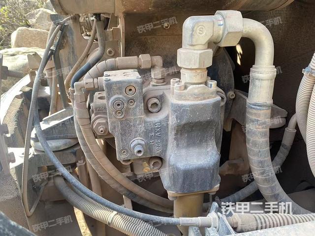 液压泵舱室正面整体（整机外观）