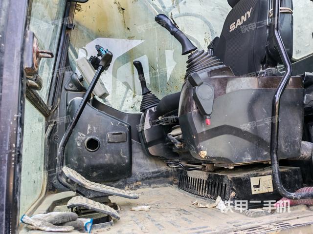 座椅后部（驾驶室部分）