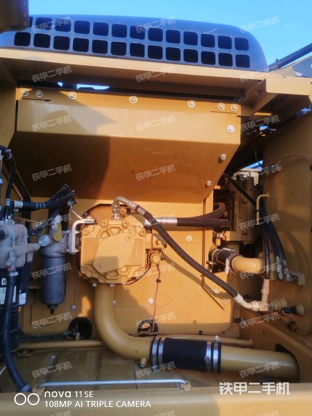 液压泵舱室正面整体（整机外观）