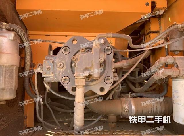 液压泵舱室正面整体（整机外观）