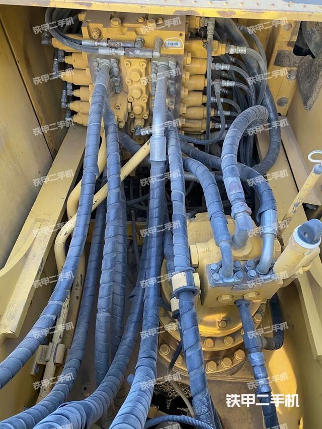 回轉(zhuǎn)馬達(dá)和主控閥（整機(jī)外觀）