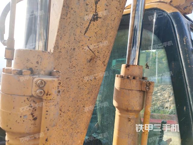 大臂油缸整体 竖拍（工作和回转装置）